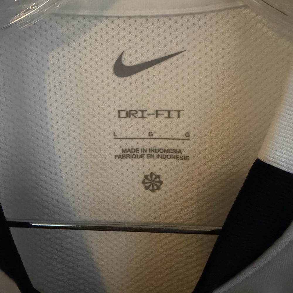 Nike‎ women’s  White and Black Athletic Soccer Jersey - Picture 2 of 4